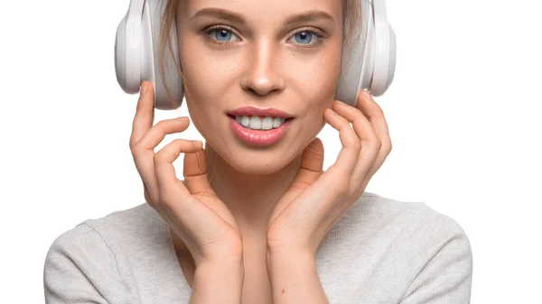 Close up portrait of attractive girl with headphones. — Stockfoto