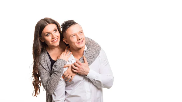 Pareja casada. Mujer sosteniendo al hombre y mirando al lado. Objetivo de pareja, felicidad, característica, sueño y concepto de salud femenina — Foto de Stock