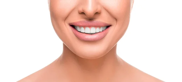 Zamknij zdjęcie uśmiechniętej kobiety z zębami. Koncepcja wybielania zębów. — Zdjęcie stockowe
