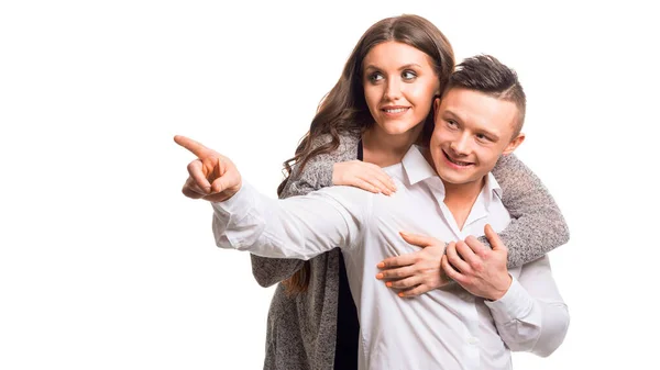 Una pareja amorosa. Mujer sosteniendo al hombre y mirando al lado . — Foto de Stock