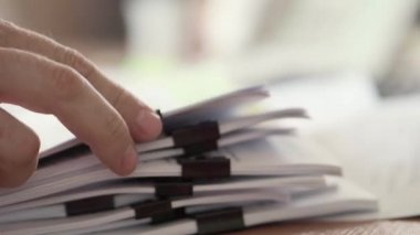 Ofiste erkek el ilanı dağıtan kağıtlar. Görüntüyü kapat.