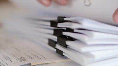 Erkek eli ofisteki dosyaları alır. Teker teker. Modern ofis konsepti. Görüntüleri kapat.