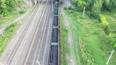 Kömür treninin havadan görünüşü. Drone bakış açısı.