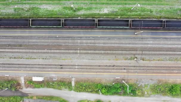 Letecký pohled na uhelný vlak. Pohled shora. — Stock video