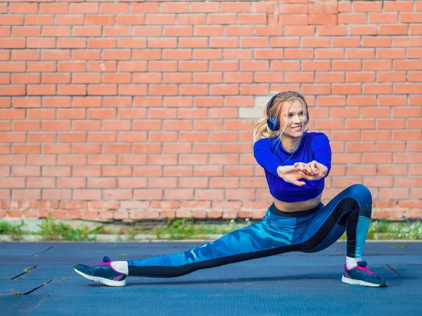 Młoda sportowiec rozciąga się i przygotowuje do biegu. Koncepcja zdrowego stylu życia. — Zdjęcie stockowe