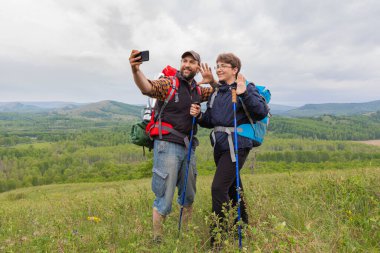 Baba ve oğul bir yolculuğa çıktılar. Tepedeki selfie..