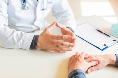 Doktor hastaya hastalığından ve sigorta olanaklarından bahseder..