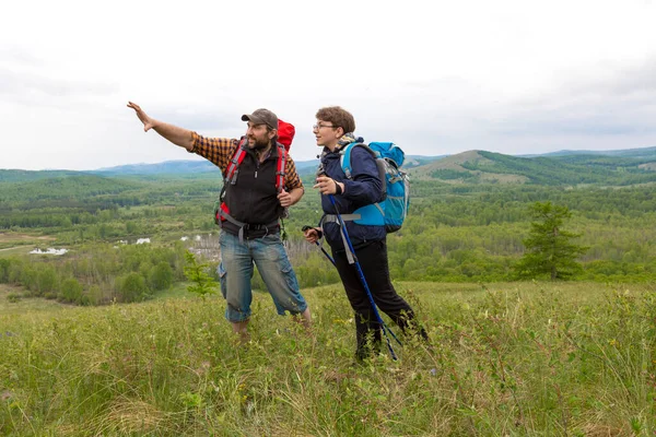 Père et fils voyagent dans la nature, randonnées en montagne. — Photo