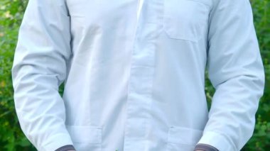 Test tüplerinde yeşil lahanası olan bir araştırmacı..