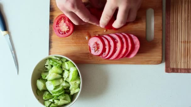 Η διαδικασία παρασκευής υγιεινών τροφίμων. Κοπή τομάτας για σαλάτα. — Αρχείο Βίντεο