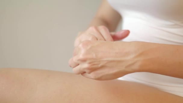 Donna che applica crema idratante sulle mani. Cura della pelle e anti invecchiamento concetto . — Video Stock