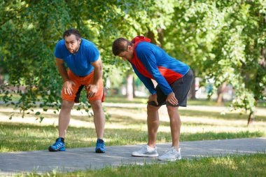 İki arkadaş koşarken dinleniyor..