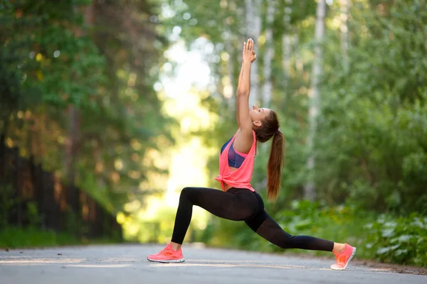 Concepto de deporte y estilo de vida saludable: músculos tensores de mujer . — Foto de Stock