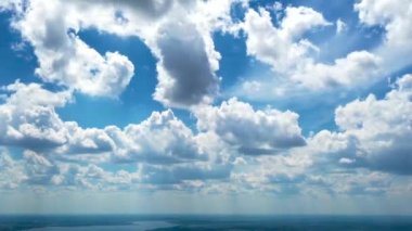 Gökyüzünde akan bulutlar. Zaman aşımı.
