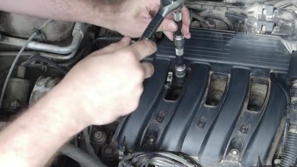 Car service: replacement of spark plugs. — Stock Video