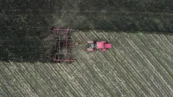 Luftaufnahme eines Traktors pflügt Feld. Blick von der Drohne. — Stockvideo