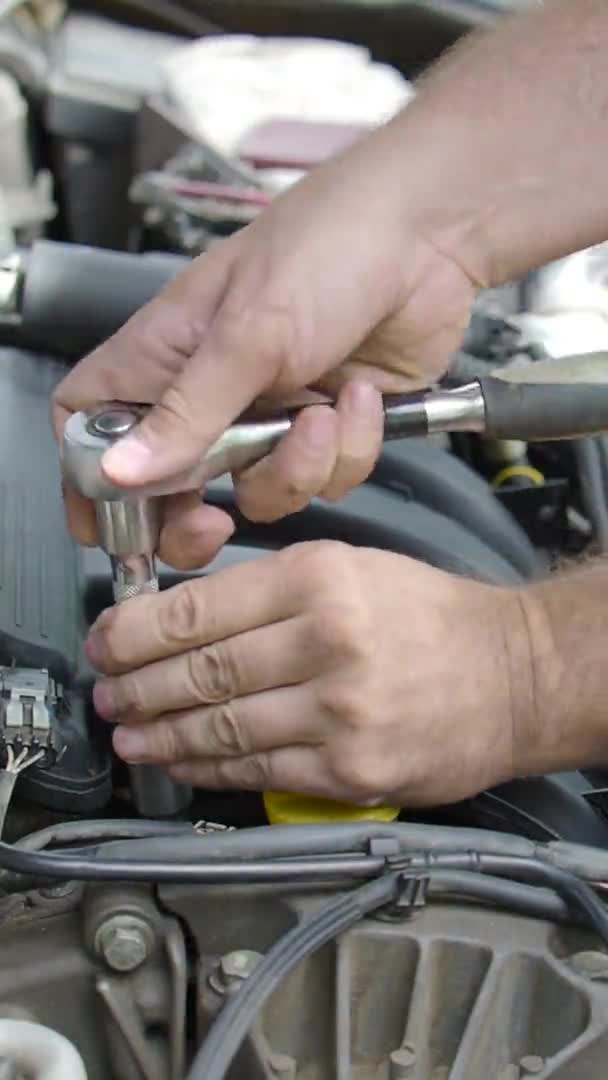Vertical video: car service, replacement of spark plugs. — Stock Video