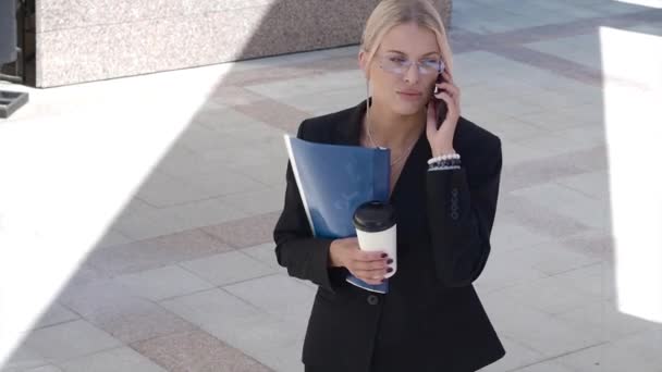 Серйозна жінка-адвокат розмовляє по телефону в діловому районі міста . — стокове відео