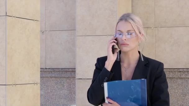深刻な女性弁護士が市内のビジネス街で電話で話してる — ストック動画