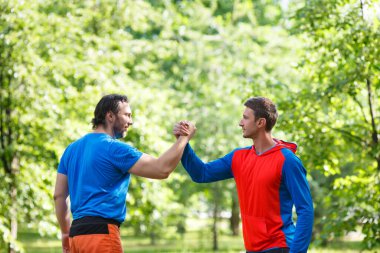 Antrenmandan sonra iki adam..