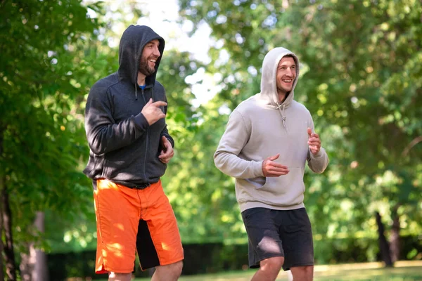 Deux hommes qui courent dehors. Course matinale. — Photo