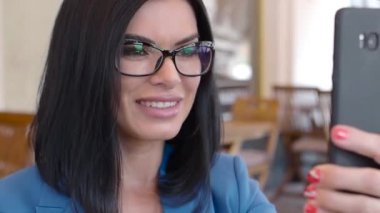 Videoyu kapat. Gözlüklü kadın video görüşmesi yapıyor..