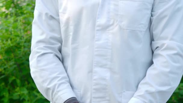 Pesquisador em um casaco branco mostrando tubos de ensaio com brotos verdes - close-up . — Vídeo de Stock