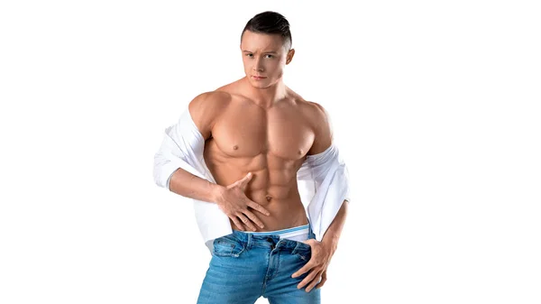 Портрет сексуального молодого человека в синих джинсах - изолированный на белом фоне — стоковое фото
