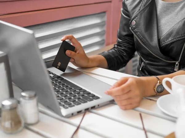 Vista ravvicinata delle mani afemminili con laptop e carta di credito. — Foto Stock