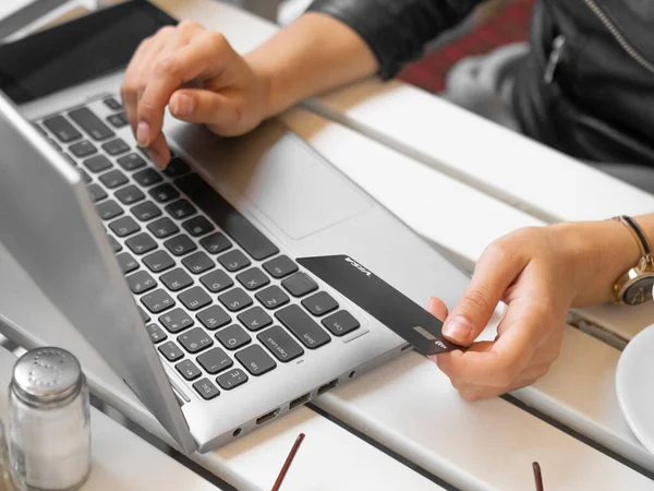 Vista de perto de uma mulher usando laptop e cartão de crédito. — Fotografia de Stock