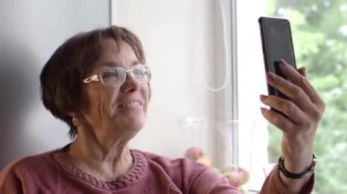 Mutlu son sınıf kadınının video görüşmesi var..