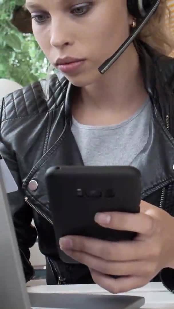 Κάθετη βίντεο - σκεπτική γυναίκα σε καφέ με πιστωτική κάρτα μπροστά από το laptop οθόνη — Αρχείο Βίντεο