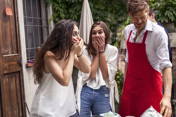 Kelompok Teman Teman Mempersiapkan Pesta Barbekyu Taman Sebuah Rumah Desa — Stok Foto