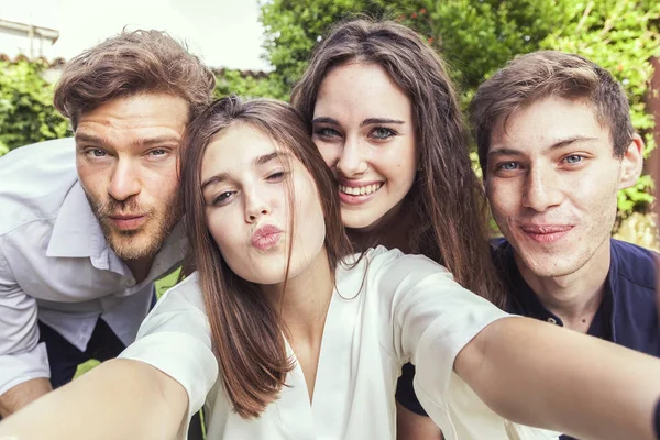 Grupa Młodych Ludzi Zrób Sobie Selfie Przytulił Razem Zewnątrz Śmieszne — Zdjęcie stockowe
