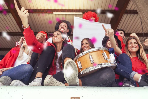 Grupp Fans Klädd Röd Färg Titta Sportevenemang Läktaren Stadion — Stockfoto