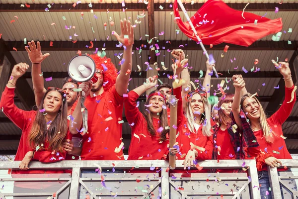 Grupp Fans Klädd Röd Färg Titta Sportevenemang Läktaren Stadion — Stockfoto