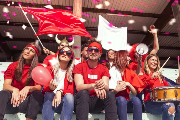 Ομάδα Των Οπαδών Ντυμένος Κόκκινο Χρώμα Βλέποντας Μια Αθλητική Εκδήλωση — Φωτογραφία Αρχείου