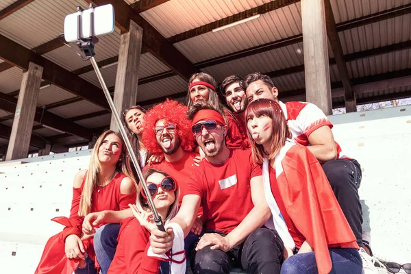 Grupp Fans Klädd Röd Färg Tar Selfie Läktaren Stadion Sport — Stockfoto