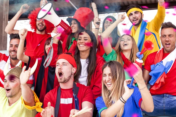 Groep Van Fans Gekleed Verschillende Kleuren Kijken Naar Een Sportevenement — Stockfoto