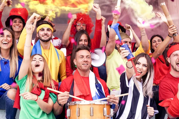 Gruppe Verschiedenen Farben Gekleideter Fans Beobachtet Ein Sportereignis Auf Der — Stockfoto