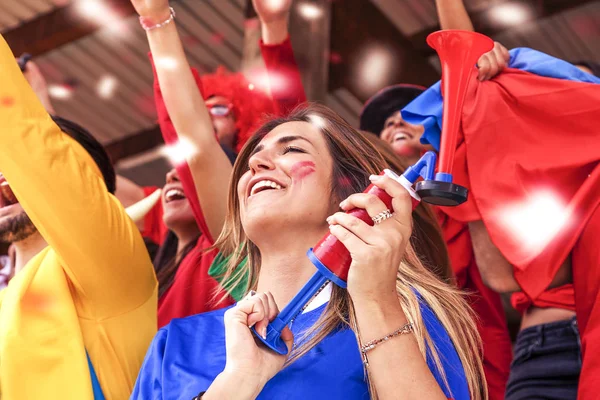 Gruppe Verschiedenen Farben Gekleideter Fans Beobachtet Ein Sportereignis Auf Der — Stockfoto