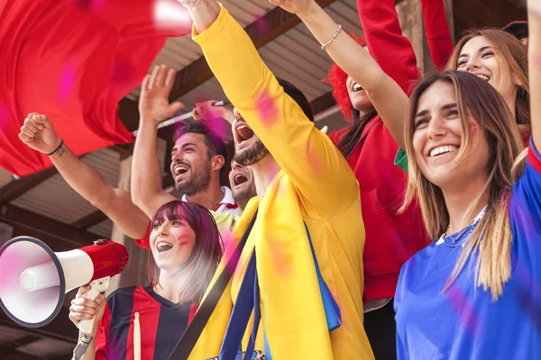 Gruppe Verschiedenen Farben Gekleideter Fans Beobachtet Ein Sportereignis Auf Der — Stockfoto