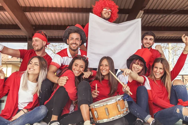 Gruppe Rot Gekleideter Fans Beobachtet Ein Sportereignis Auf Der Tribüne — Stockfoto