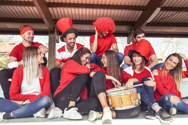 Gruppe Rot Gekleideter Fans Beobachtet Ein Sportereignis Auf Der Tribüne — Stockfoto