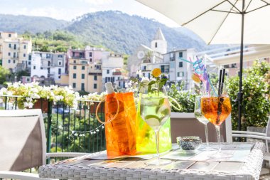 genel bir veranda, aperatifler ve akşam yemekleri bir sahil konumuna açık restoran