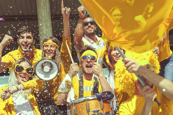 Grupp Fans Klädd Gul Färg Titta Sportevenemang Läktaren Stadion — Stockfoto