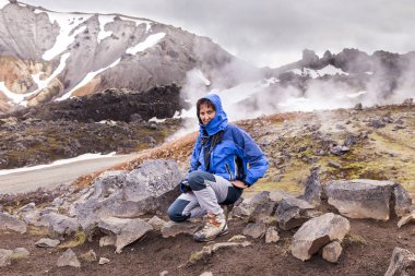 eylem tabiat manzarası içinde Landmannalaugar İzlanda'daki kadın doğa fotoğrafçısı