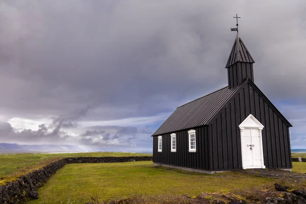 有名な黒の教会の Budir にあるアイスランドで これは島全体の教会は黒のみ — ストック写真