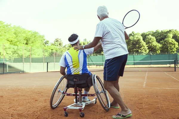 Entraîneur Tennis Enseignant Joueur Handicapé Mouvement Correct Revers Extérieur — Photo