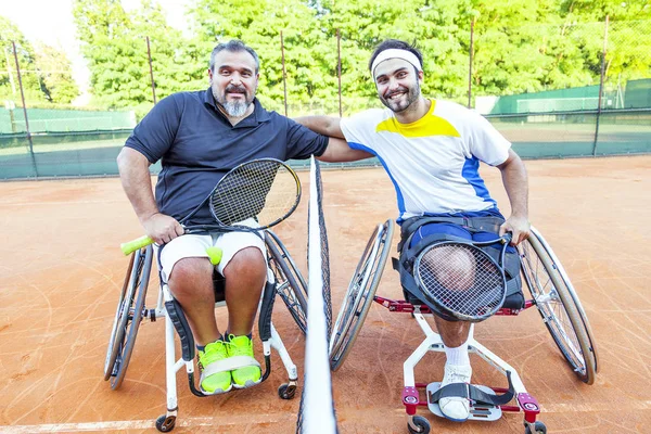Fogyatékkal Élő Tenisz Játékosok Átölelte Egymást Net Szabadtéri Bajnokság Után — Stock Fotó